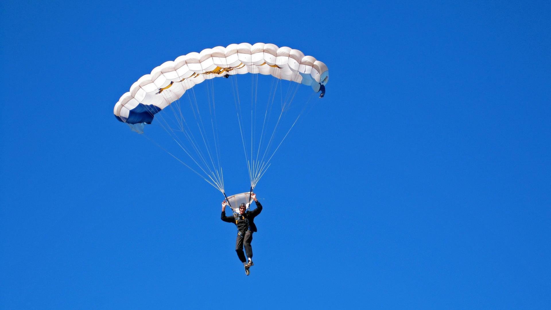 蝶泳赛场波兰选手力量爆发，蝶泳的波浪如何形成
